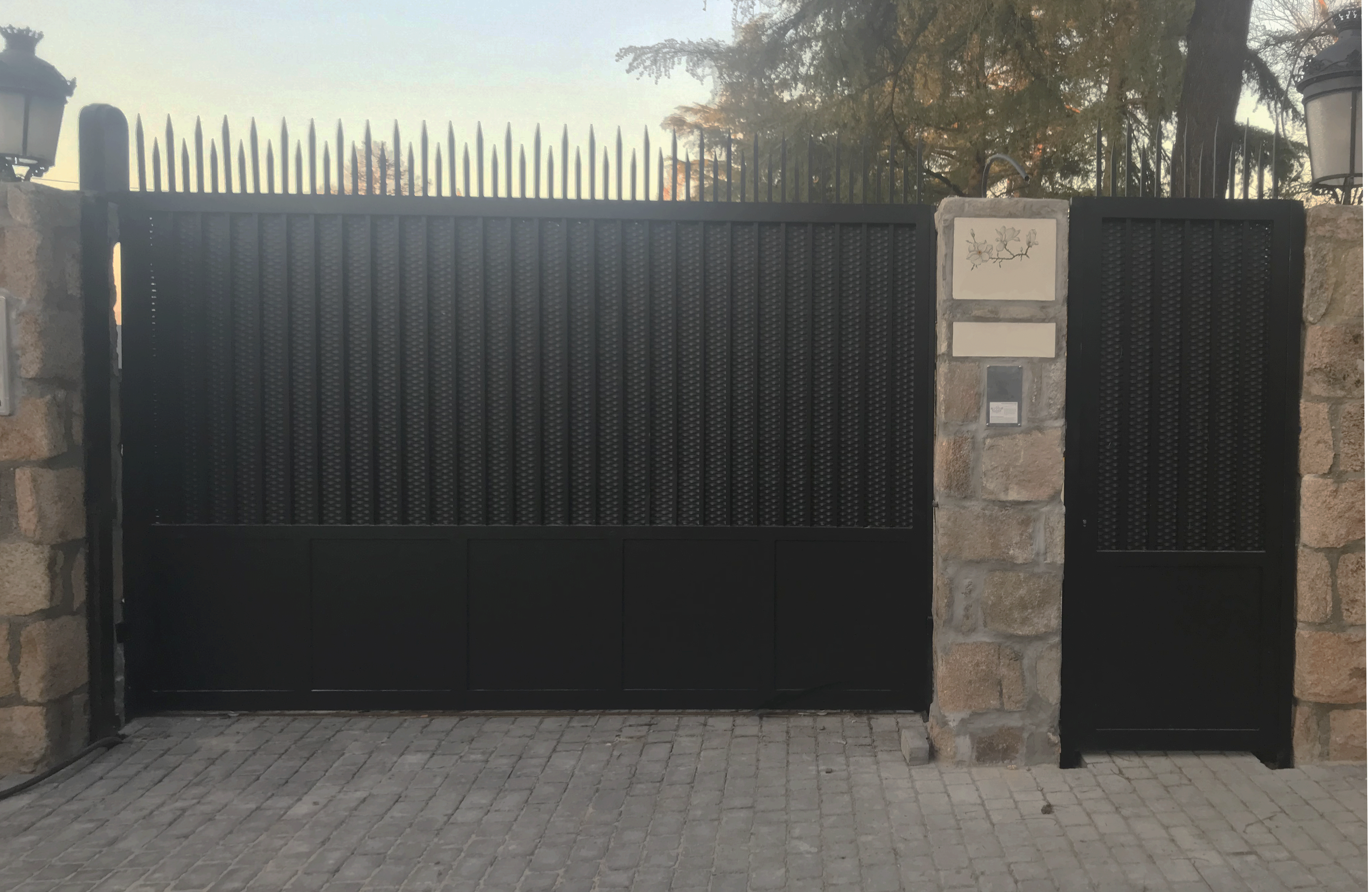 Conjunto portal y puerta de aluminio